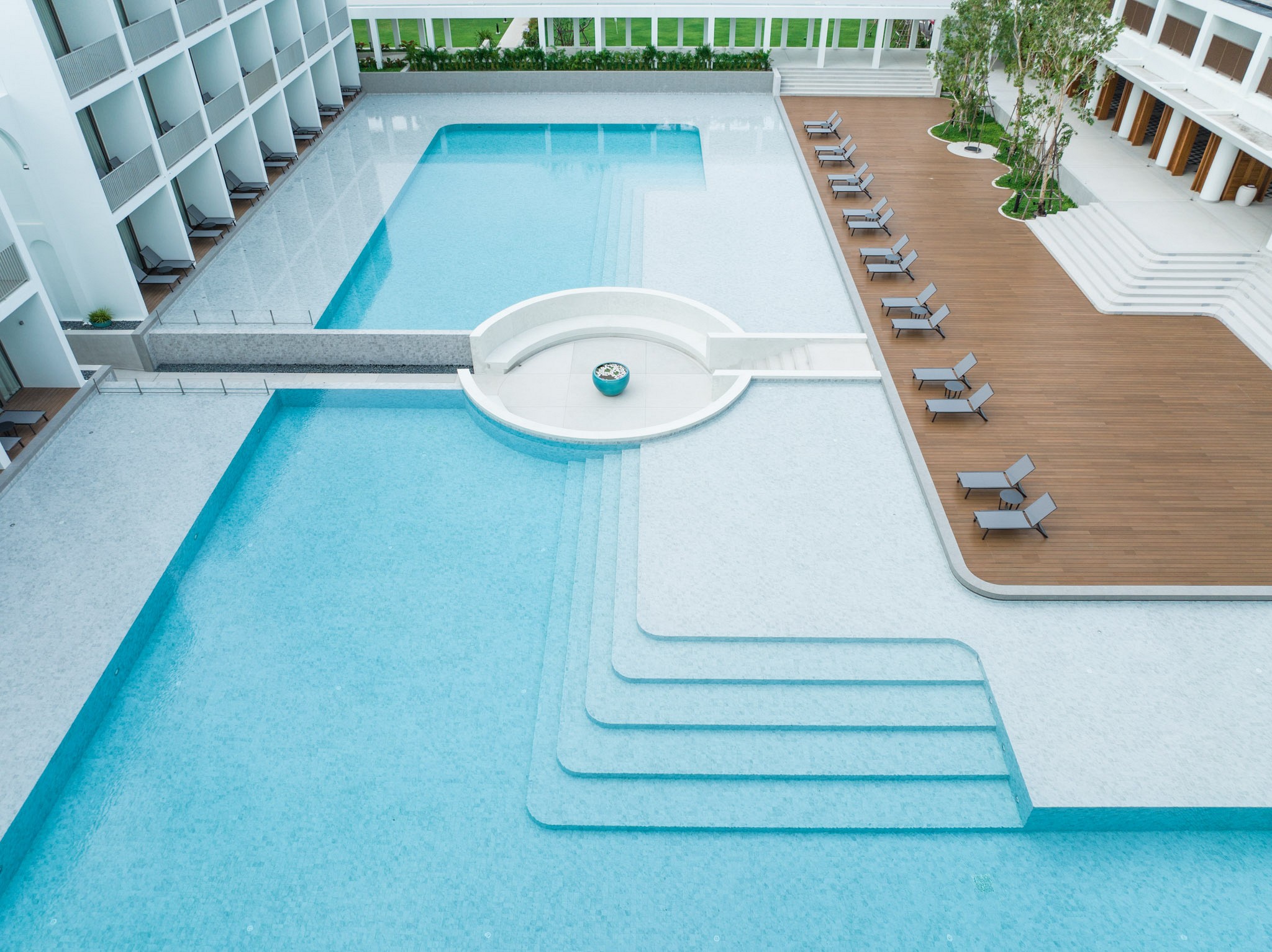 Deluxe Pool View - Accessible King Room
