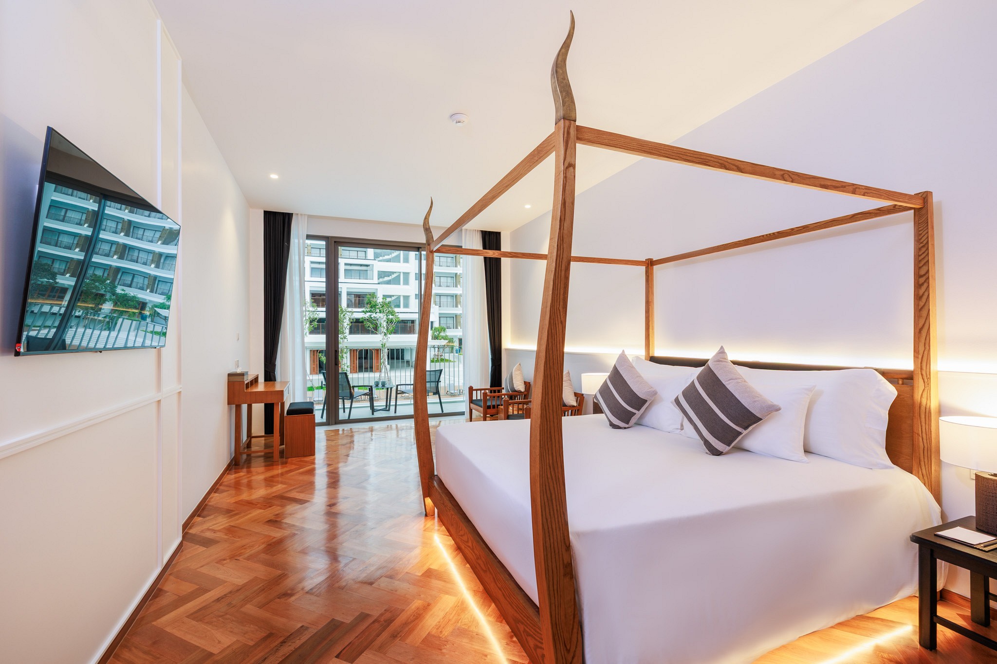 Deluxe Pool View Room